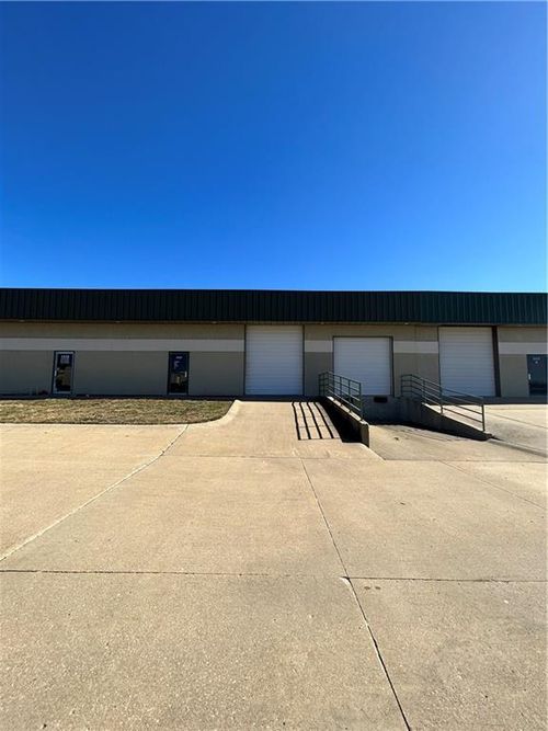 1117 Nw Valley Ridge Dr, Grain Valley, MO, 64029-9094 | Card Image