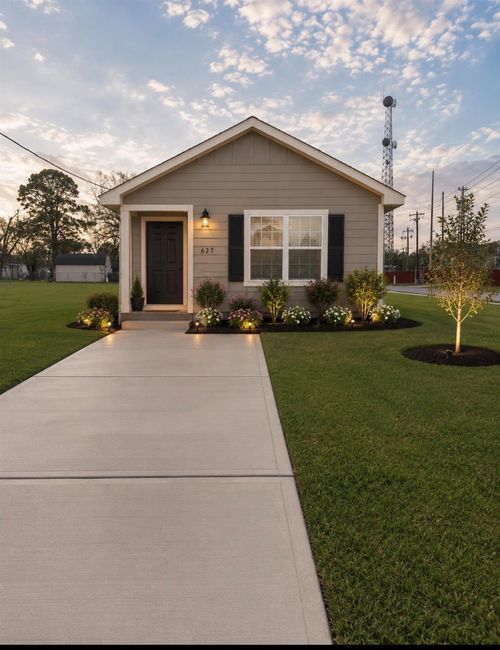 627 W Live Oak St, Angleton, TX, 77515-4263 | Card Image