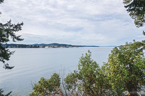 7616 Cypress Way, Anacortes, WA, 98221-9086 | Card Image