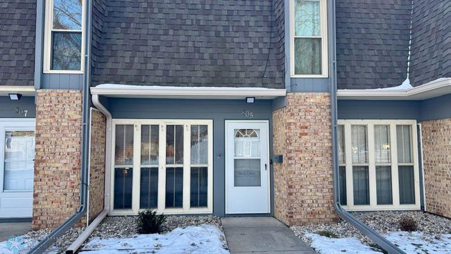 (4) Front of Home.jpeg | Image 4
