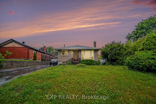685 Crystal St, Ottawa, ON, K1K2G1 | Card Image