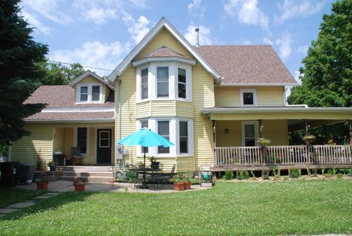 406 S Main St, Fayette, IA, 52142-9302 | Card Image