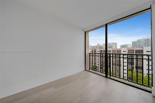 APT-1025 - 17021 N Bay Rd, Condo with 1 bedrooms, 1 bathrooms and null parking in Sunny Isles Beach FL | Image 11