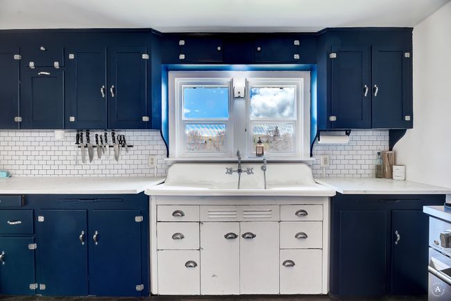 Antique Sink Basin | Image 12