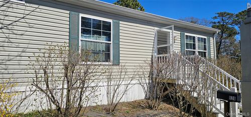 b26-525-B26 Riverleigh Ave, Riverhead, NY, 11901-3622 | Card Image