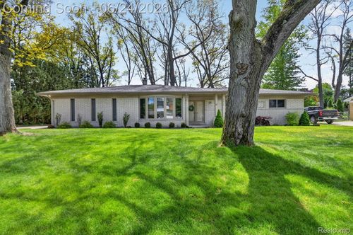 6646 Yarborough Dr, Shelby Township, MI, 48316-3473 | Card Image