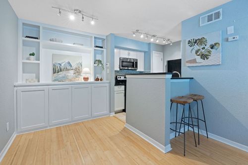 apt-303-3204 Menchaca Rd, Austin, TX, 78704-5926 | Card Image