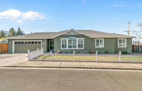 981 Garden Springs Cir, Medford, OR, 97504-6460 | Card Image