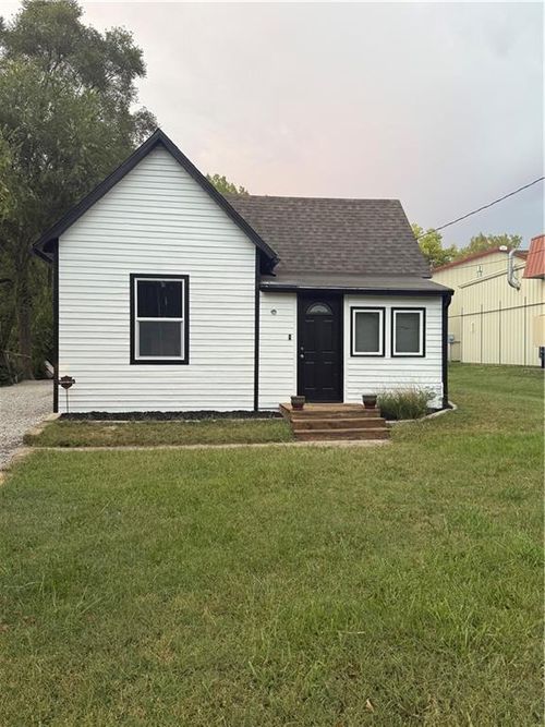 821 E 4th St, Tonganoxie, KS, 66086-9684 | Card Image