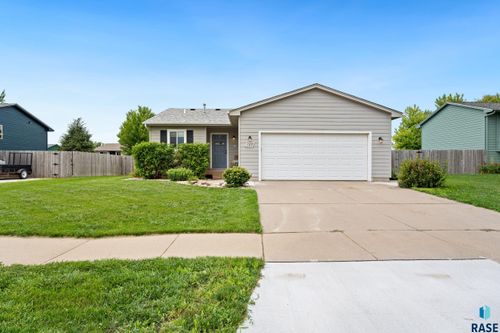 407 Augustana Ave, Harrisburg, SD, 57032-2155 | Card Image
