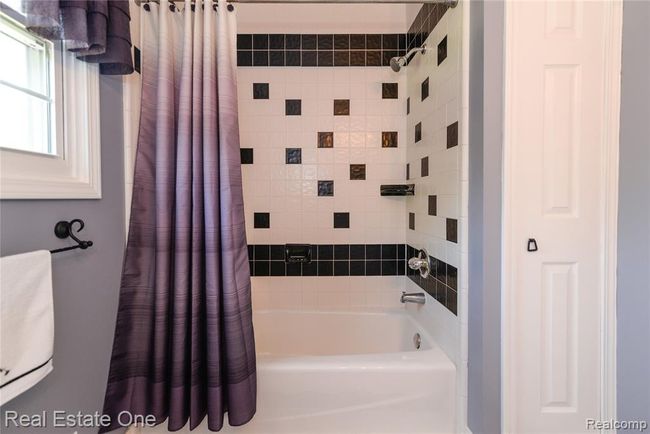 Tiled Bathtub | Image 38