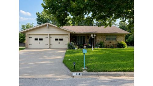 1911 Cypress Ct, Gainesville, TX, 76240-3612 | Card Image