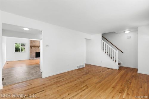 22046 Nelson St, Woodhaven, MI, 48183-1537 | Card Image