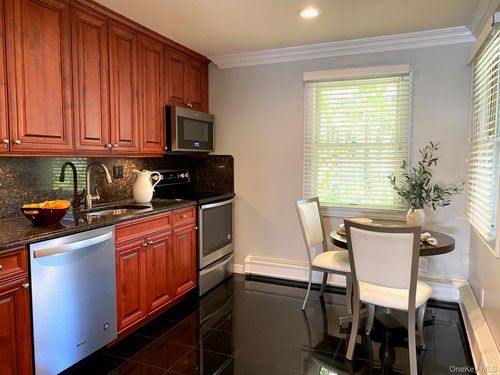 apt-4-82 Park Ave, Amityville, NY, 11701-3153 | Card Image