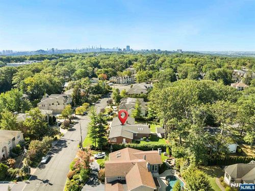 662 Summit St, Englewood Cliffs, NJ, 07632-2030 | Card Image