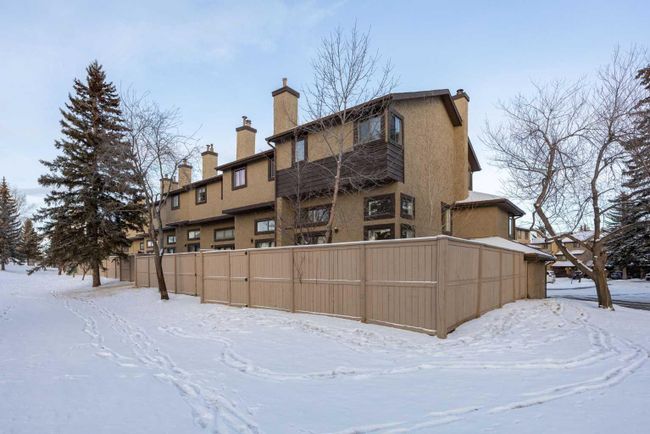 58 Glamis Gardens Sw, Home with 2 bedrooms, 2 bathrooms and 4 parking in Calgary AB | Image 33