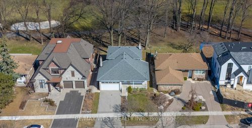 28 Braywin Dr, Etobicoke, ON, M9P2P1 | Card Image