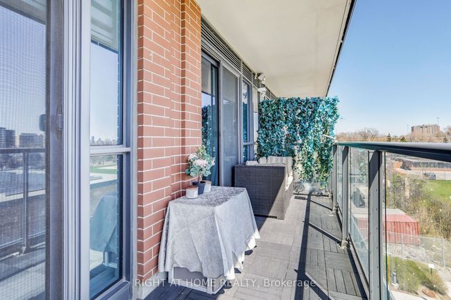 402 - 31 Tippett Rd, Condo with 4 bedrooms, 2 bathrooms and 1 parking in Toronto ON | Image 20