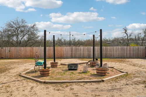 325 Las Palomas Dr, Lytle, TX, 78052-3576 | Card Image