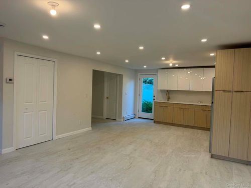 60 Schneider Ave, Highland Fls, NY, 10928-1422 | Card Image
