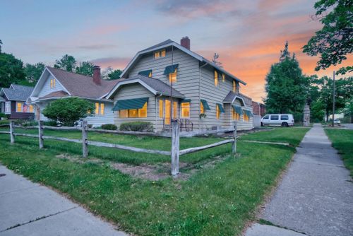 802 Oakridge Dr, Jackson, MI, 49203-3867 | Card Image