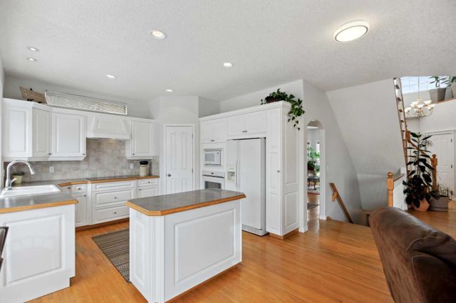 10791 Valley Springs Road Nw, Home with 5 bedrooms, 3 bathrooms and 4 parking in Calgary AB | Image 17