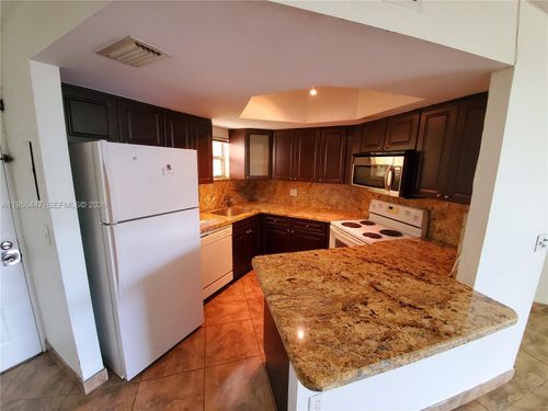 apt-201-8363 Lake Dr, Doral, FL, 33166-7735 | Card Image