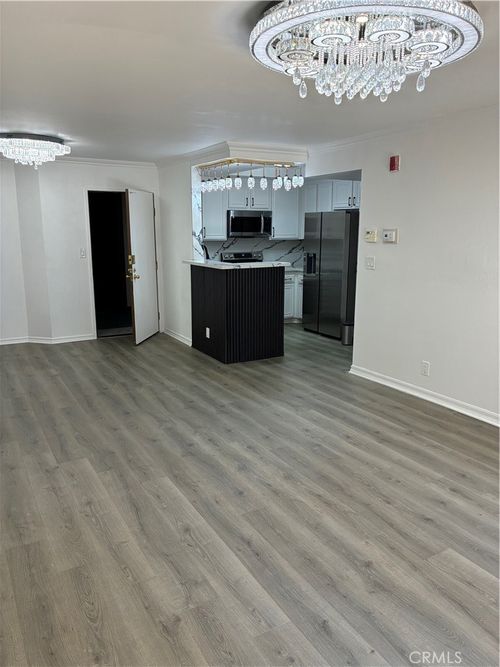 337d-22100 Burbank Blvd, Woodland Hills, CA, 91367-6810 | Card Image