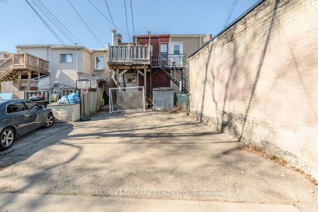935 Kingston Rd, Home with 3 bedrooms, 2 bathrooms and 2 parking in Toronto ON | Image 18