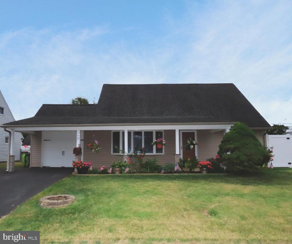 New Pond Ln, Levittown, PA 19054