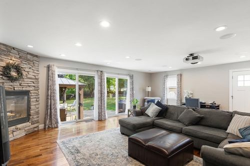 33 Griffin Rd, Peabody, MA, 01960-6403 | Card Image