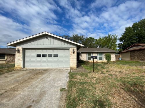 701 Victoria Dr, Euless, TX, 76039-7539 | Card Image