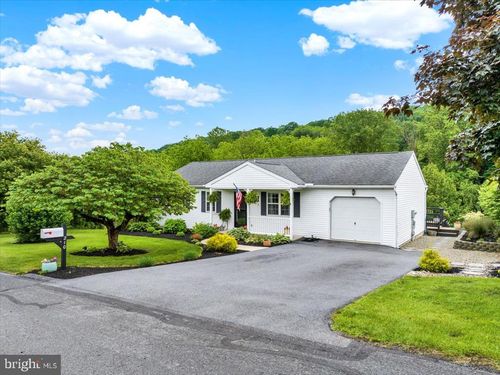 210 Constitution Dr, HAMBURG, PA, 19526-8455 | Card Image