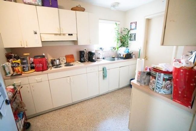 8440 Sw 27 Th Ter, House other with 3 bedrooms, 1 bathrooms and null parking in Miami FL | Image 6