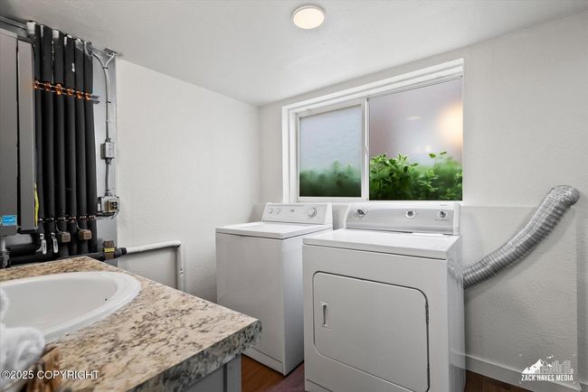 Downstairs bath | Image 17