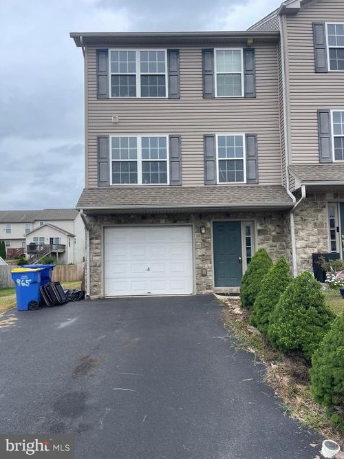 865 Rachel Dr, West York, PA, 17404-8634 | Card Image
