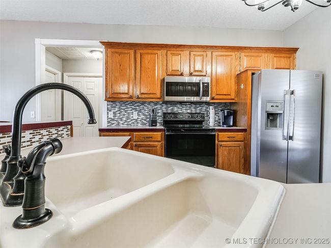 2018 Briarwood St, House other with 3 bedrooms, 2 bathrooms and null parking in Stroud OK | Image 24