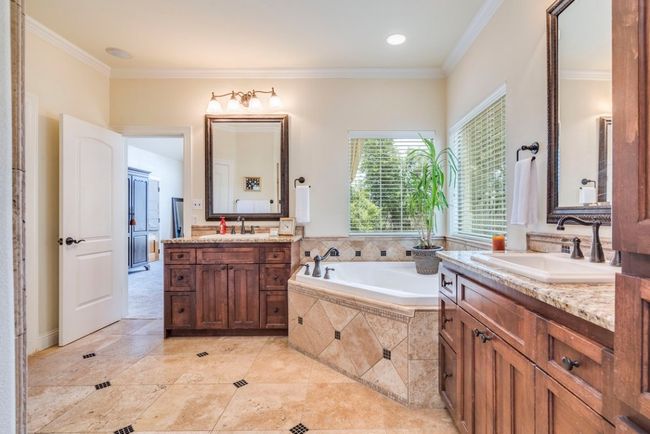 Full bath featuring two vanities, and garden tub | Image 16