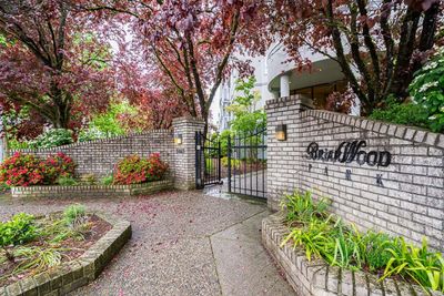 211 - 5465 201 St, Condo with 2 bedrooms, 2 bathrooms and 1 parking in Langley BC | Image 2