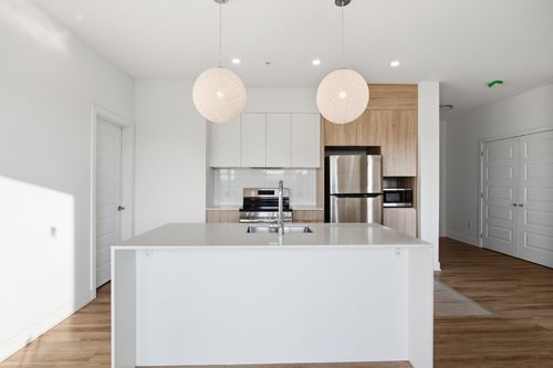 403-3025 Av Des Gouverneurs, Laval, QC, H7E0J5 | Card Image
