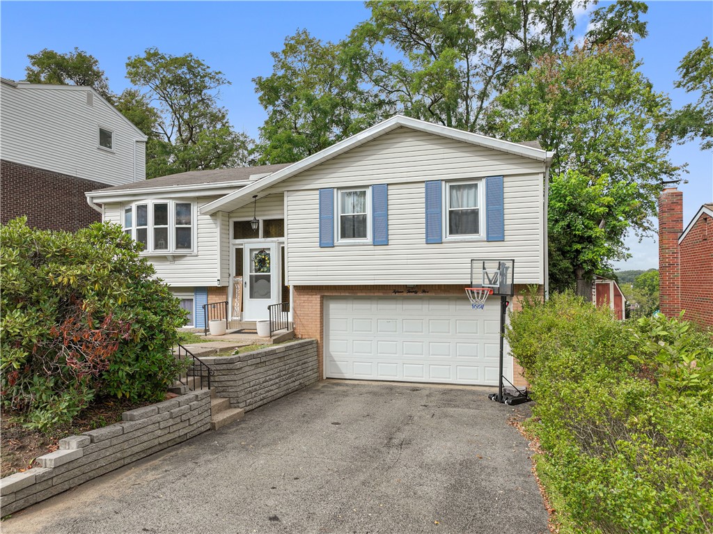 Amelia Ave, South Park, PA 15129