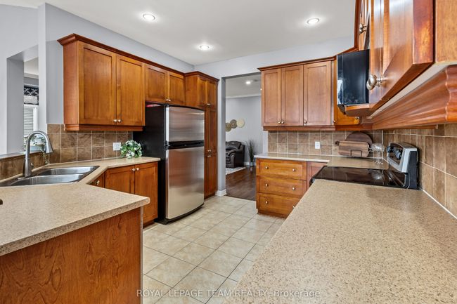 817 Feather Moss Way, House other with 4 bedrooms, 4 bathrooms and 4 parking in Gloucester ON | Image 14