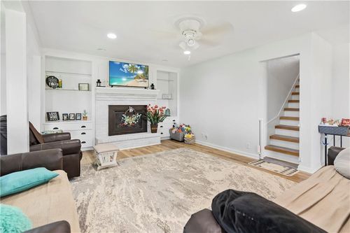 809 Locust St, Ridgeway, MO, 64481-8105 | Card Image
