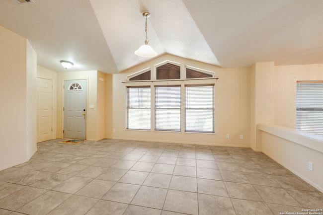1075 Quail Run, House other with 3 bedrooms, 4 bathrooms and null parking in Lytle TX | Image 6