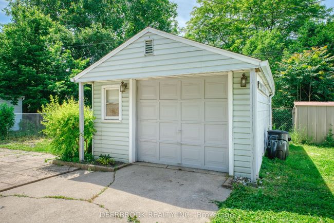 3742 Montcalm St, House other with 3 bedrooms, 1 bathrooms and 4 parking in Windsor ON | Image 15