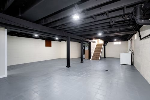 317 W Le Claire Rd, Eldridge, IA, 52748-1230 | Card Image