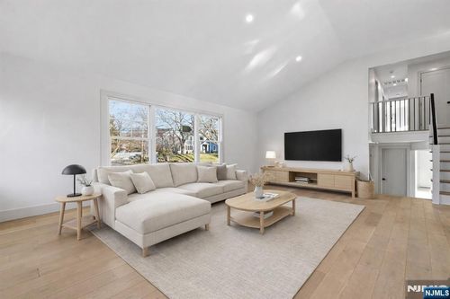 442 Ellis Pl, Wyckoff, NJ, 07481-1836 | Card Image