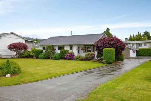46566 Brice Rd, House with 3 bedrooms, 1 bathrooms and 10 parking in Chilliwack BC | Card Image
