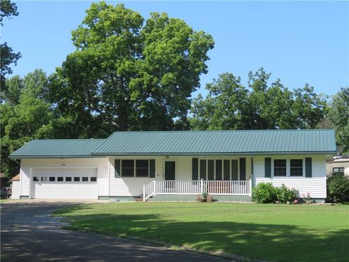 722 W 3rd Ave, Garnett, KS, 66032-2004 | Card Image