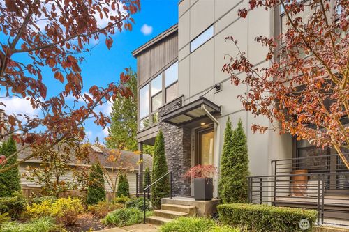 a-7829 Ne 121st Ln, Kirkland, WA, 98034-6038 | Card Image